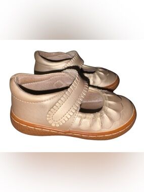 Livie & Luca gold Mary Jane Shoes with Tan Sole size 6